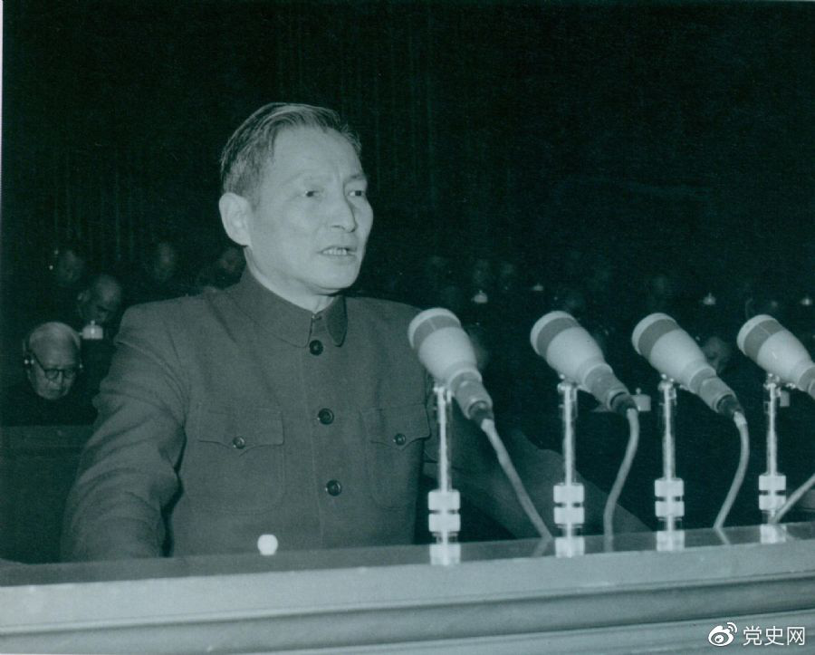 1956年12月，陳云在中華工商業(yè)聯(lián)合會第二屆會員代表大會上作報告。