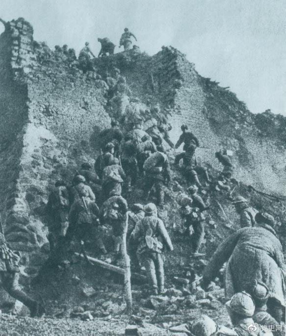 1948年12月，人民解放軍向新保安守?cái)嘲l(fā)起攻擊。這是解放軍戰(zhàn)士登上新保安城頭。 